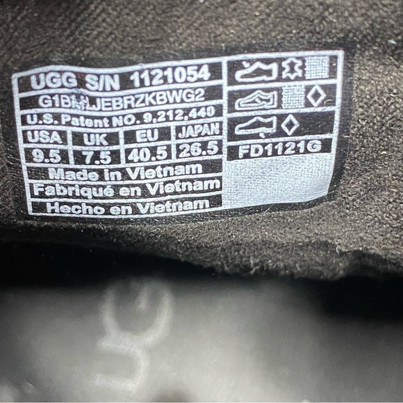 UGG Czeriesa Black Leather Boot 9 1/2 - Picture 12 of 15